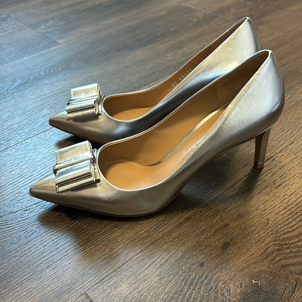 NWT Salvatore Ferragamo Zeri Pumps Size 7 - Silver